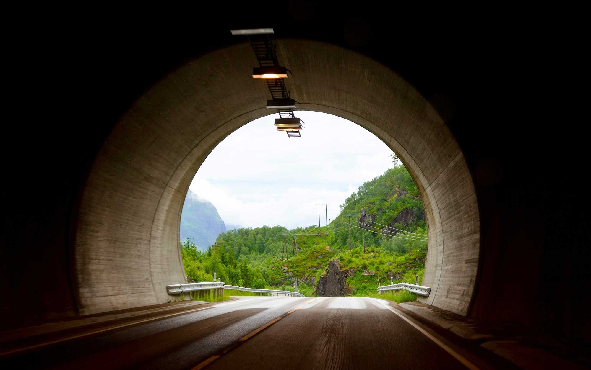 Tunnel avec montagnes