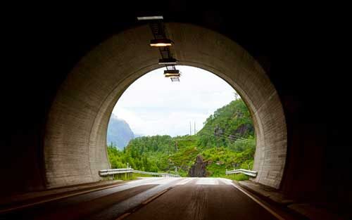 Tunnel avec montagnes